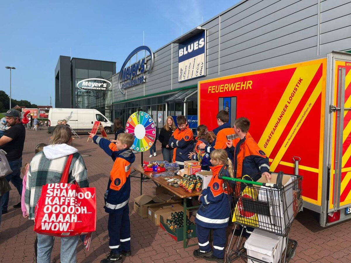 Unsere Jugendfeuerwehr bei unserem Partner Meyer‘s Frischecenter Marktkauf Stade im Rahmen des 50. Geburtstags am 30.09.2023